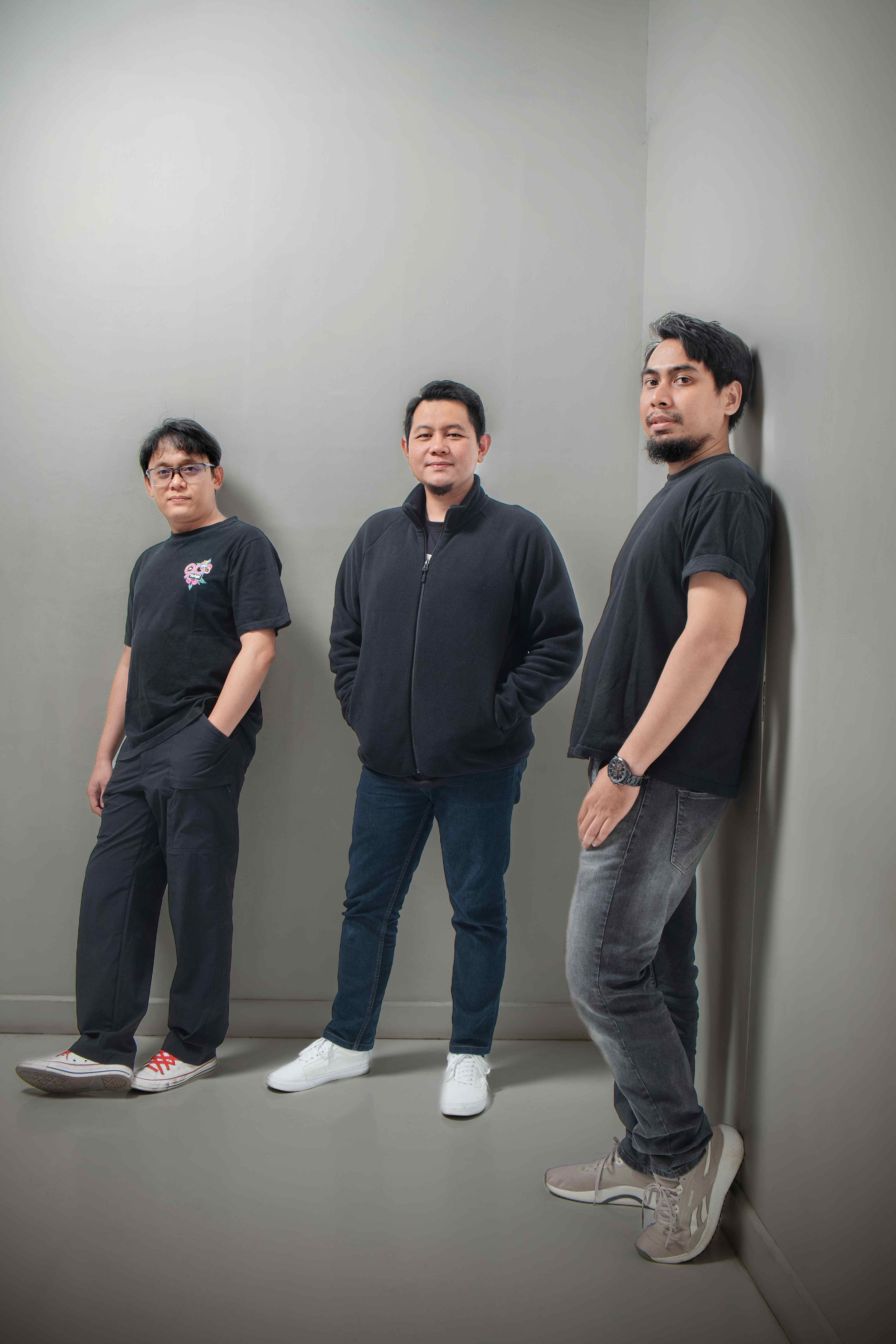 Teeloe Band bersandar di sudut ruangan