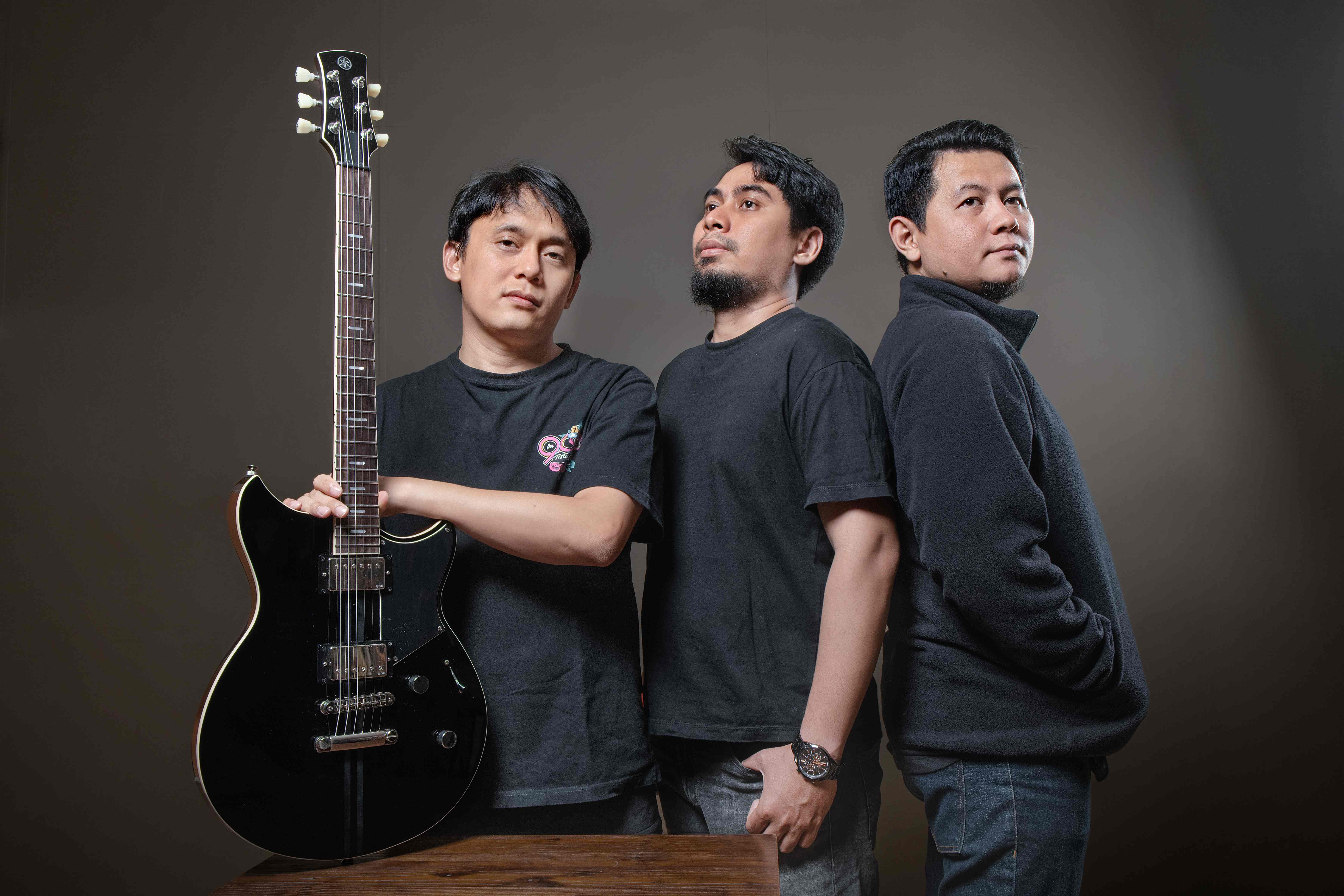 Teeloe Band — tiga personel dengan gitar di studio